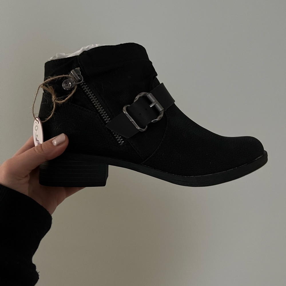 NWT  Black booties